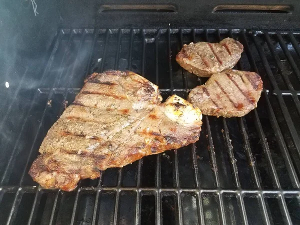 Juicy Beef Steaks Grilling Dirty Barbecue Grill — Stock Photo, Image