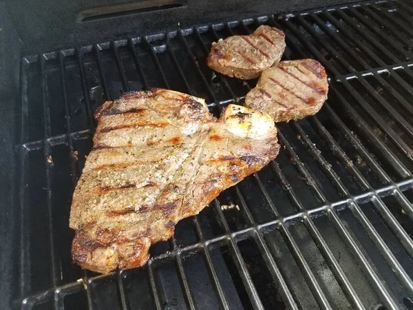 더러운 바베큐그릴 위에서 쇠고기 스테이크 — 스톡 사진