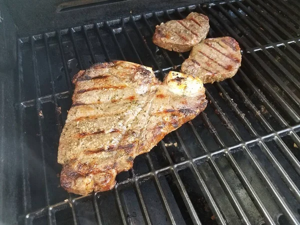 Juicy Beef Steaks Grilling Dirty Barbecue Grill — Stock Photo, Image