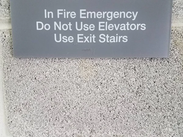 在火警紧急情况下不要在水泥墙上使用电梯标志 — 图库照片