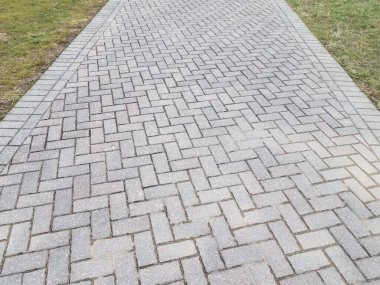 gri dikdörtgen tuğla yolu veya iz ve yeşil çimen