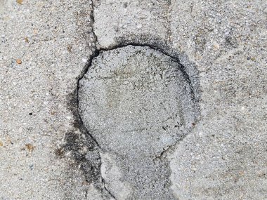 Dairesel deliği doldurulmuş ya da onarılmış gri beton duvar