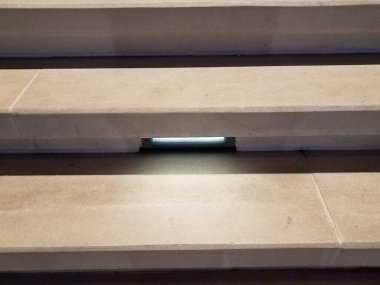 Gri çimento basamakları ya da merdivenler ya da ışıklı ya da ışıklı merdiven