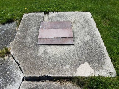 gri çimento ve metal yapı ve yeşil çimen veya çimen