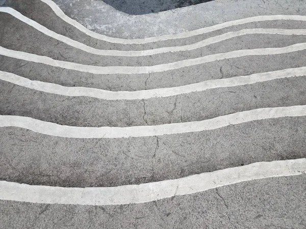 Серая Цементная Лестница Лестница Белыми Полосками Безопасности — стоковое фото