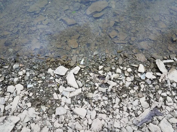 Разбитые Серые Скалы Вода Берегу Реки Озера Пруда — стоковое фото
