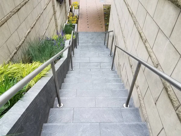 Grijze Cementtrappen Treden Met Leuning Planten — Stockfoto