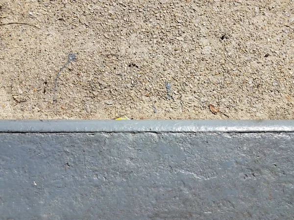 Een Grijze Cementstoep Met Een Beschilderde Stoeprand — Stockfoto