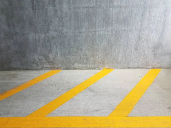 Eine Graue Zementwand Mit Mehreren Gelben Streifen — Stockfoto