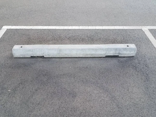 Grey Cement Curb Black Asphalt Pavement Parking Space — Stock Photo, Image
