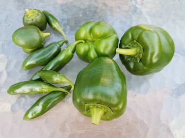 yeşil biber ve sebzeler cam bir masa veya yüzey üzerinde