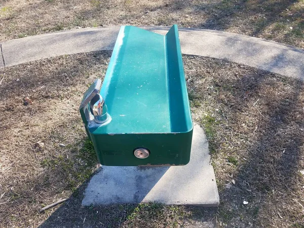 Grüner Wasserbrunnen Park Mit Gras Oder Rasen — Stockfoto