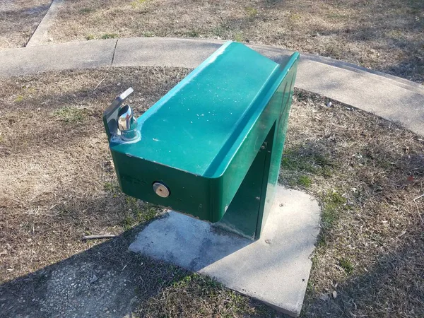 Grüner Wasserbrunnen Park Mit Gras Oder Rasen — Stockfoto