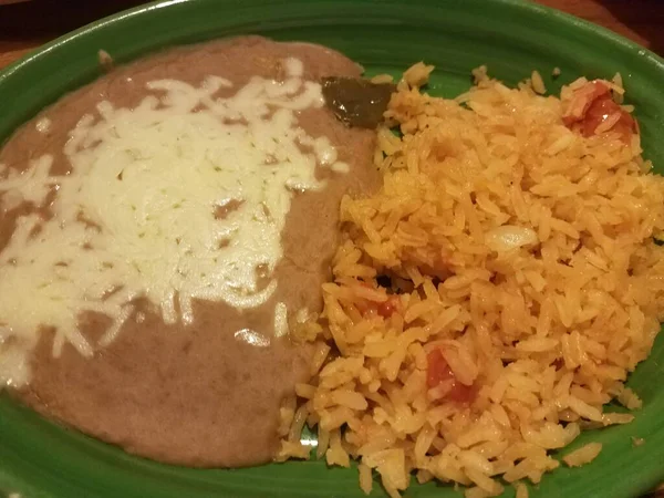 Plato Verde Con Arroz Frijoles Con Queso Derretido —  Fotos de Stock