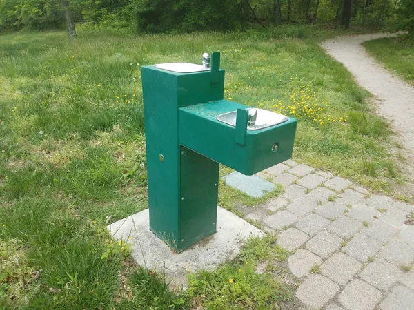 Ein Grüner Metallbrunnen Oder Trinkbrunnen — Stockfoto