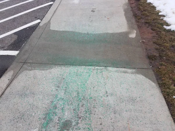 Grüne Eisschmelze Pellets Oder Salz Auf Bürgersteig Oder Zement — Stockfoto