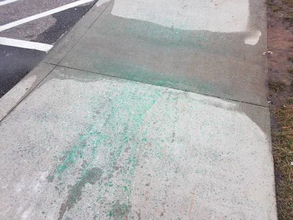歩道やセメントの上の緑の氷融ペレットや塩 — ストック写真