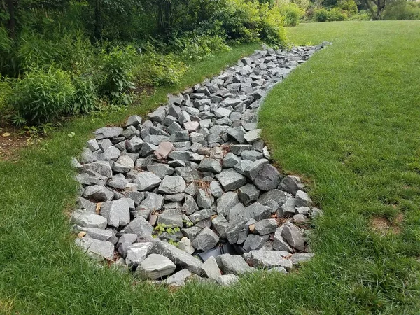 Césped Hierba Verde Patio Con Grandes Rocas Grises — Foto de Stock