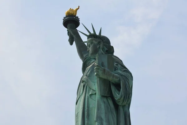 纽约自由纪念碑绿色铜像与火炬相映成趣 — 图库照片