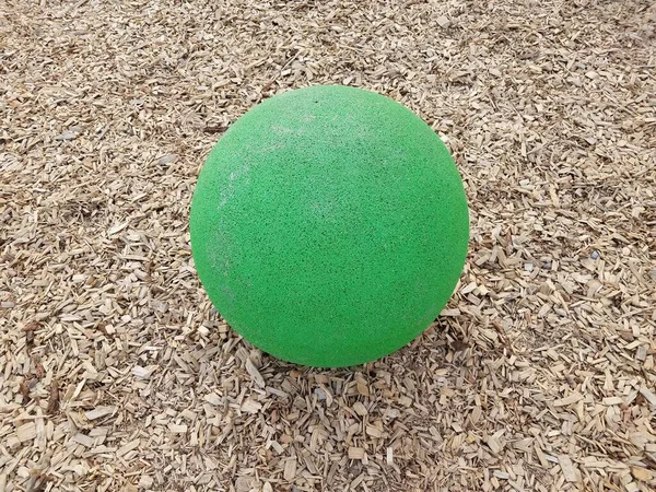 Grande Bola Esfera Verde Mulch Marrom Lascas Madeira — Fotografia de Stock