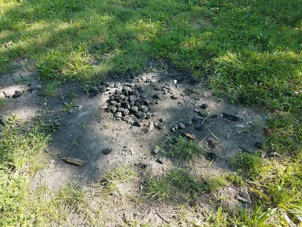 Pasto Verde Con Carbón Usado Desechado Una Barbacoa Suelo —  Fotos de Stock