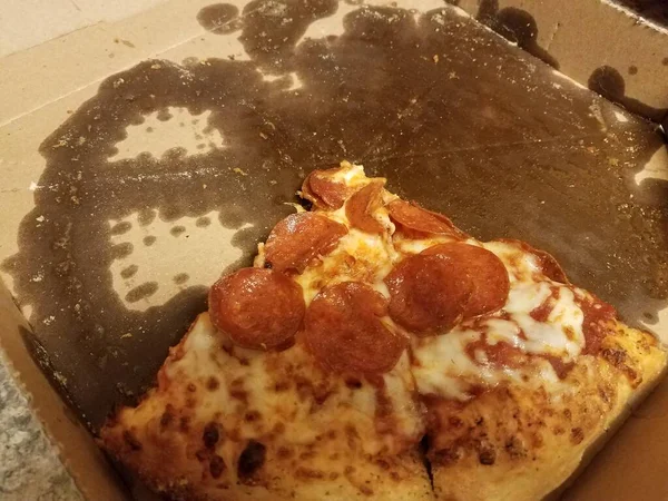 Λιπαρές Φέτες Πίτσα Πεπερόνι Ένα Κουτί Πίτσα — Φωτογραφία Αρχείου