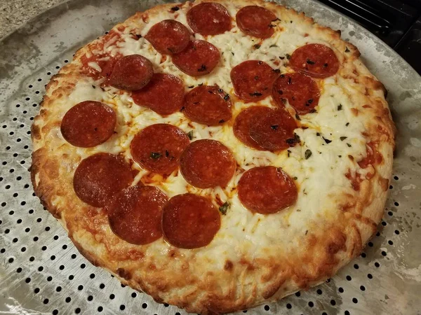 Pizza Pepperoni Quente Gordurosa Com Queijo Bandeja Cozimento Metal — Fotografia de Stock