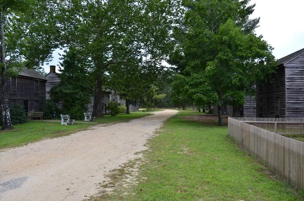 Grusväg Med Gamla Trähus Och Träd Och Gräs Och Staket — Stockfoto