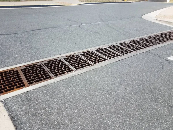 鉄金属の格子又はアスファルトの道路又は街路の排水 — ストック写真