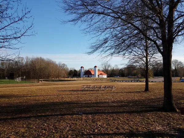 Gras Und Bäume Und Weiß Rotes Bauernhaus Mit Scheune Und — Stockfoto