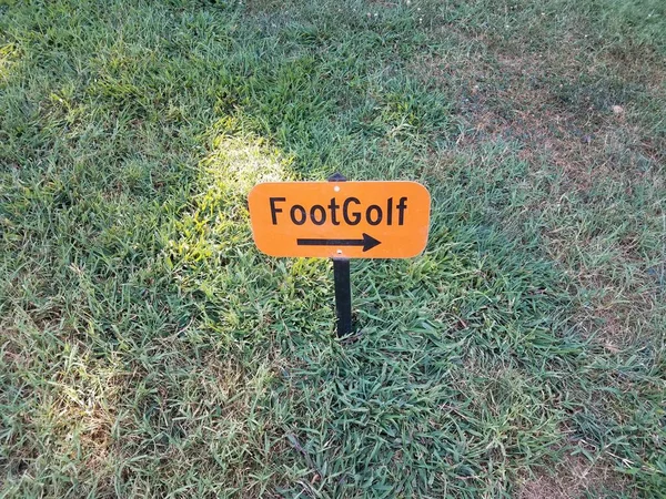 Signe Golf Pied Orange Avec Flèche Noire Dans Herbe Verte — Photo