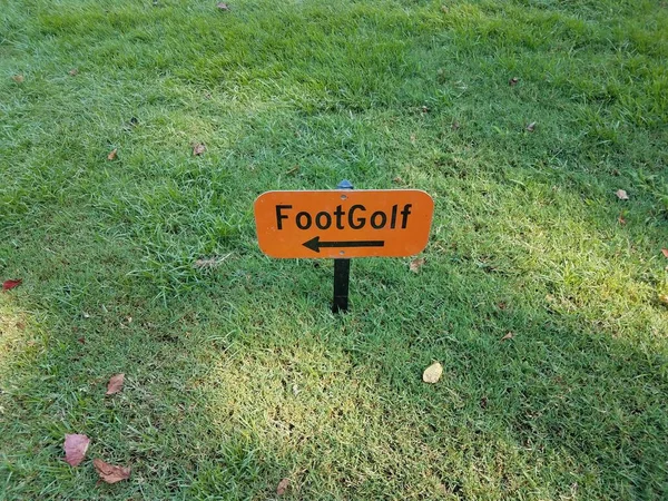 Signe Golf Pied Orange Avec Flèche Noire Dans Herbe Verte — Photo