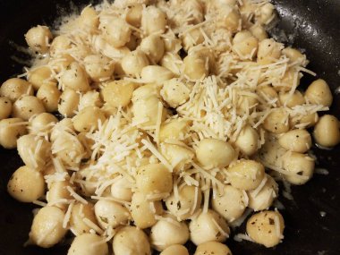 İtalyan gnocchi patatesli makarna, tavada veya tavada peynir.
