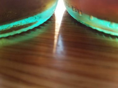 Güneş ışığıyla parlayan cam şişe