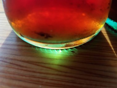 Güneş ışığıyla parlayan cam şişe