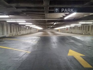 Siyah asfalt ve sarı oklu boş otopark