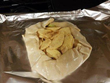 Hamurlu elmalı turta ya da metal folyoyla pişirilmiş kabuklu