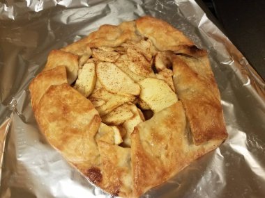 Hamurlu elmalı turta ya da metal folyoyla pişirilmiş kabuklu
