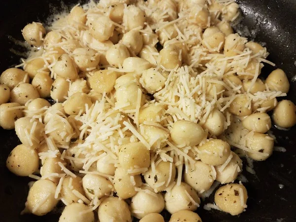 Ιταλικά Ζυμαρικά Πατάτας Gnocchi Τυρί Τηγάνι Τηγάνι — Φωτογραφία Αρχείου