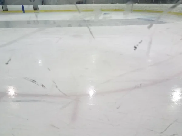 Хоккейный Каток Пол Очистки Через Грязное Пластиковое Окно — стоковое фото