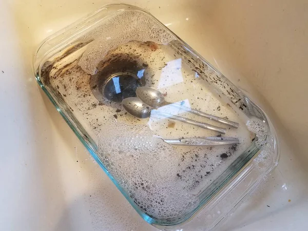 Smutsig Glasbricka Diskbänk Med Vatten Och Silverbestick — Stockfoto