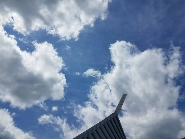 Glasturm Teil Des Gebäudes Und Wolkenverhangener Himmel — Stockfoto