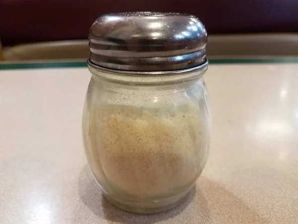 Saltador Queijo Parmesão Vidro Para Pizza Mesa Branca — Fotografia de Stock