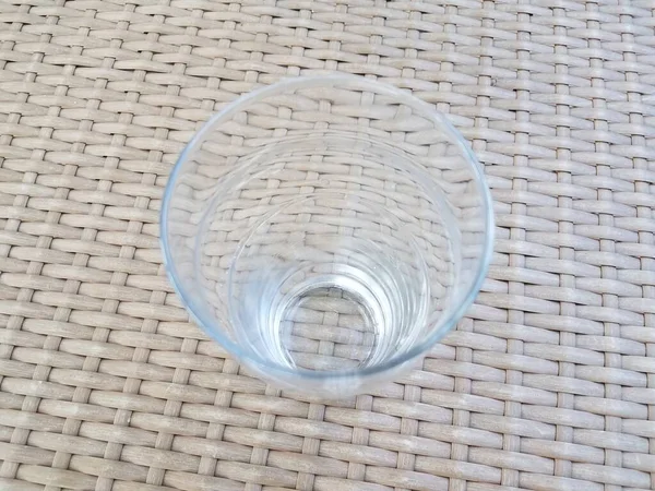 Alto Bicchiere Bere Trasparente Tavolo Vimini Marrone — Foto Stock