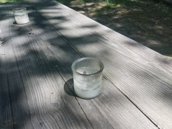 Kleine Glaskerzen Auf Einem Holz Picknicktisch — Stockfoto