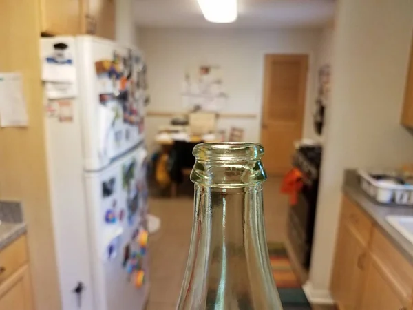 Bottiglia Vetro Trasparente Nella Zona Cucina Casa Casa — Foto Stock