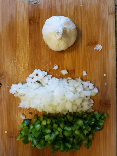 Ajo Cebolla Pimiento Verde Tabla Cortar Madera — Foto de Stock