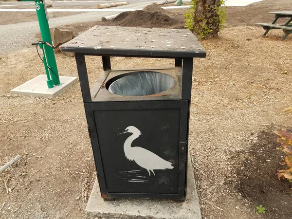 Cubo Basura Negro Con Pájaro Blanco Caca Pájaro Heces —  Fotos de Stock