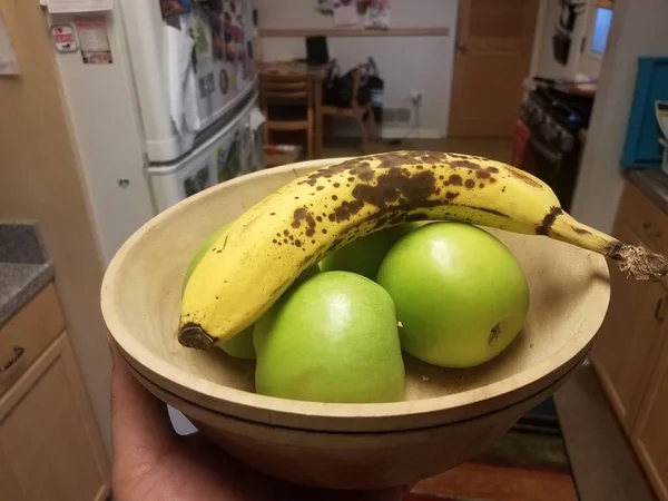 Mão Segurando Tigela Madeira Maçãs Banana Cozinha — Fotografia de Stock