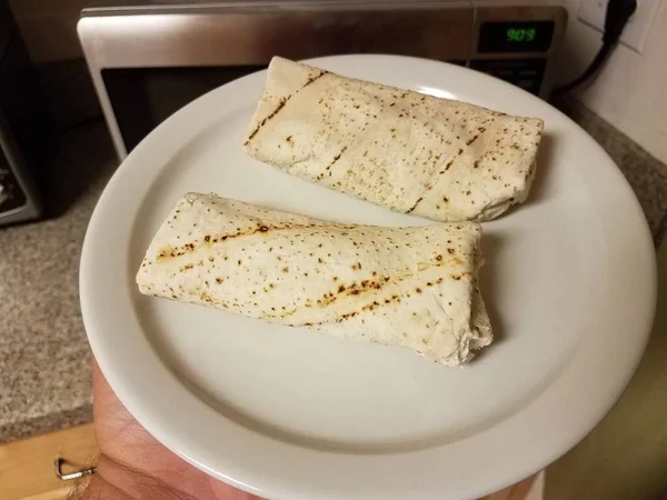 Deux Burritos Surgelés Sur Une Assiette Blanche Avec Micro Ondes — Photo